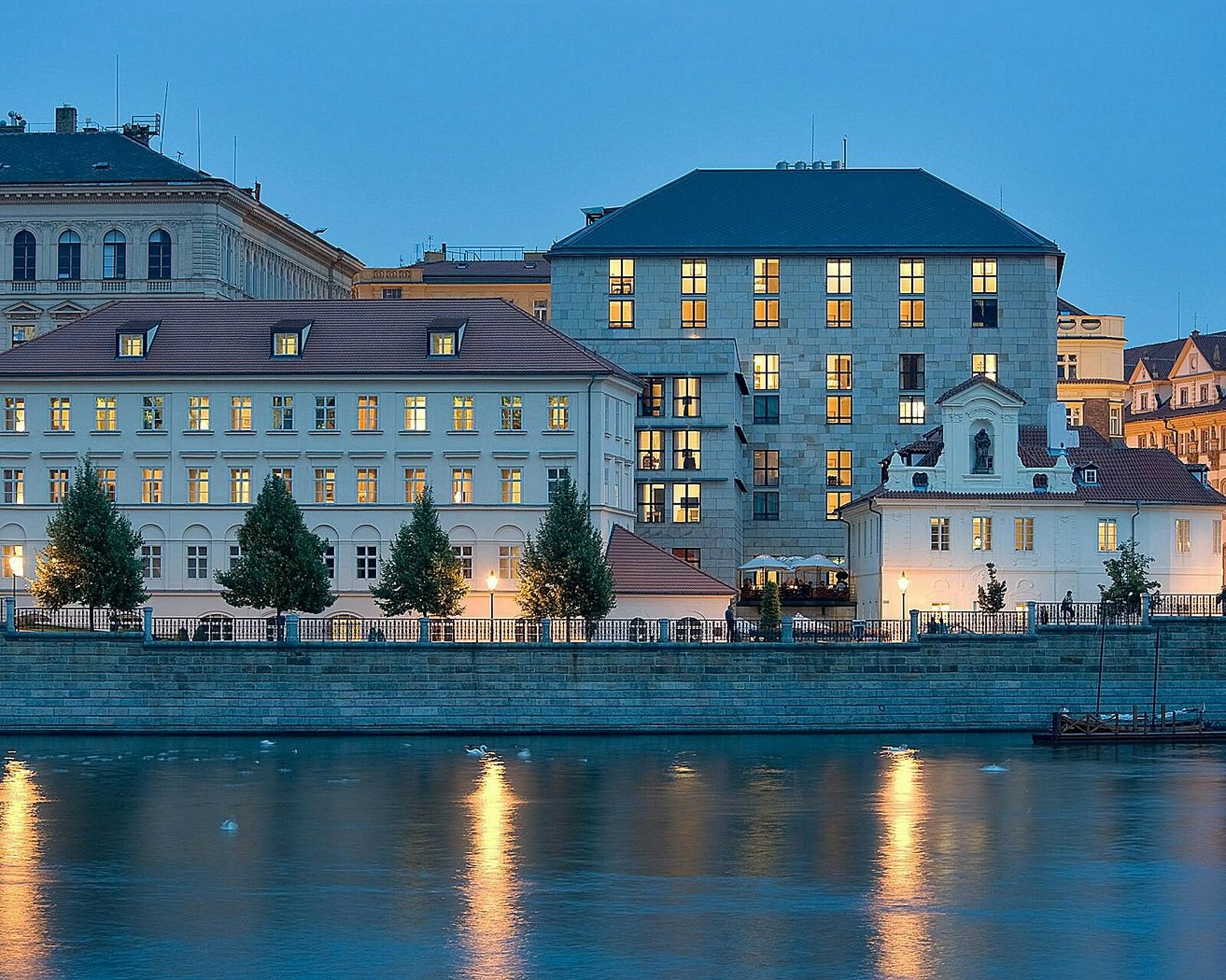 Four Seasons Hotel Прага Экстерьер фото
